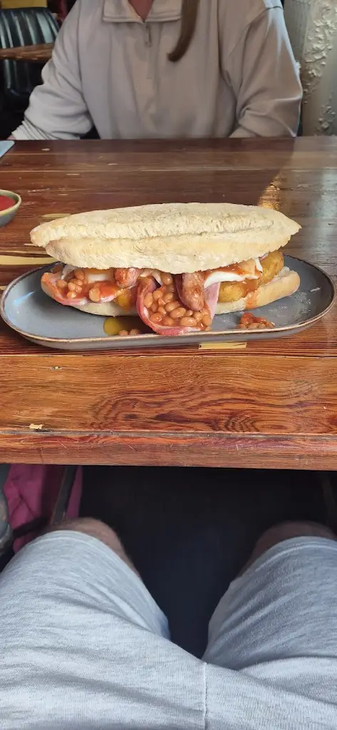 Katelyn Saunders_The Banc_Knighton_review