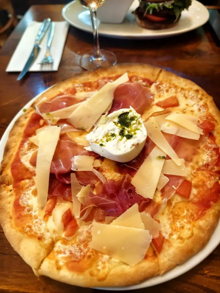 Emil Hutchinson_Pizza 51_Knighton_review