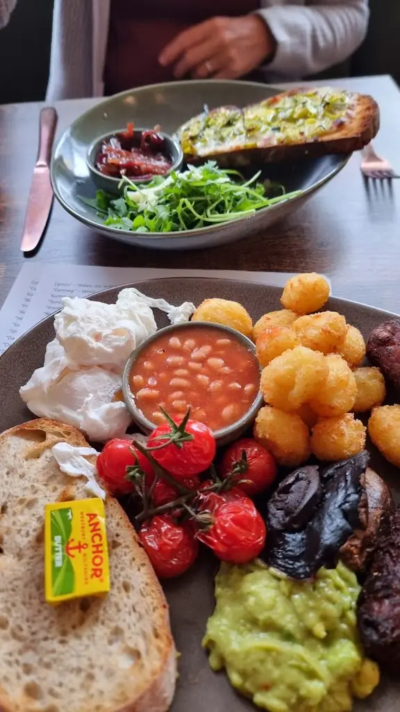 Lara Proven_Pete's Eats_Llanberis_review