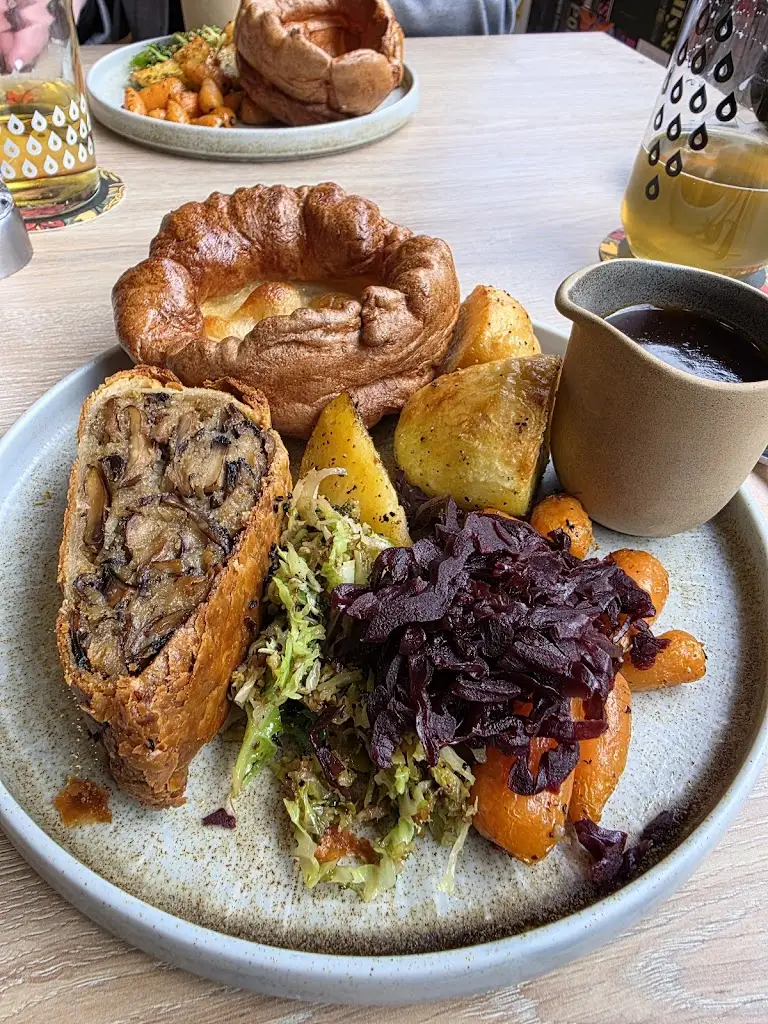 Alexander Davies_Polly’s Social_Leeswood_review