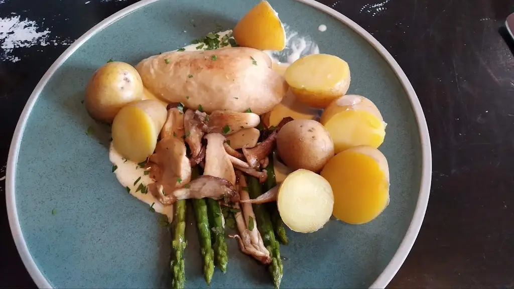 Lesley Smith_Yr Hen VIC_Llandeilo_recensione