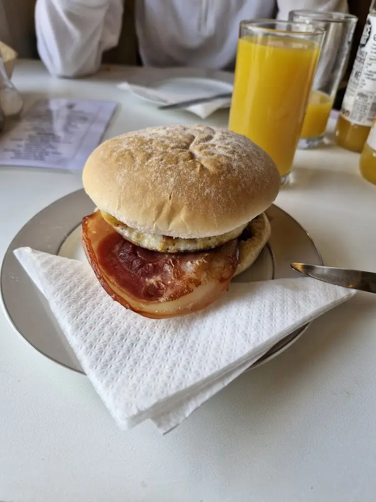 George Walter Clapp_Gegin Fach_Llanrhaeadr-ym-Mochnant_review