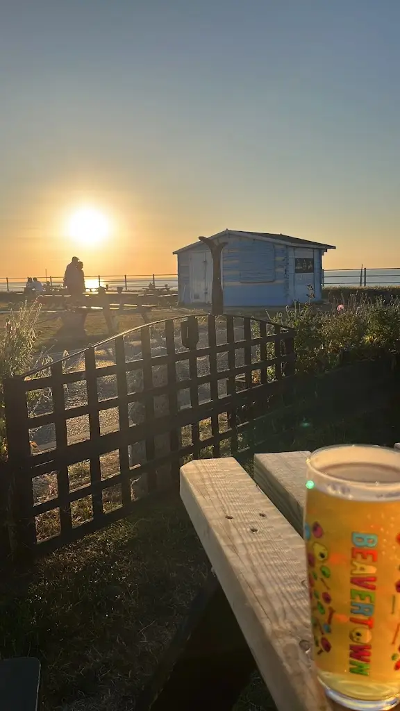 Sibel Yunver_The Waves Bar, Cafe, B and B Hotel_Birchington-on-Sea_review