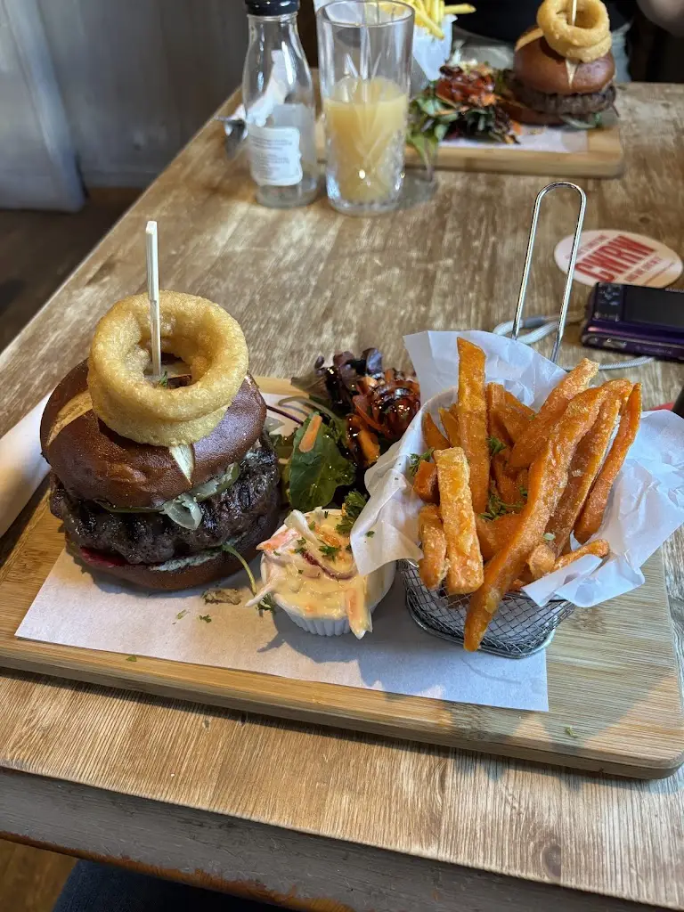 J S_The Bear Inn_Llandovery_review