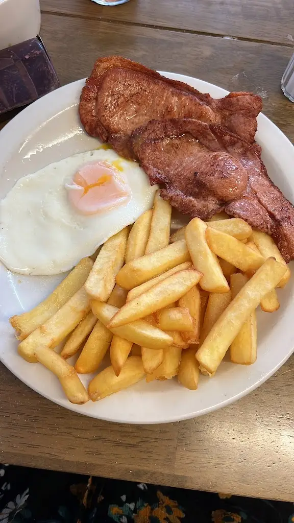 Lynda Griffiths_Tudors Cafe_Llandovery_review