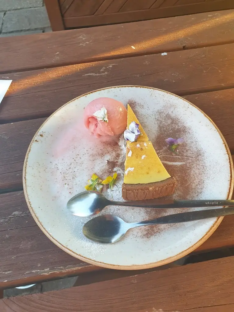 Krisztina Macdonald_Maenllwyd Inn Rudry_Machen_review