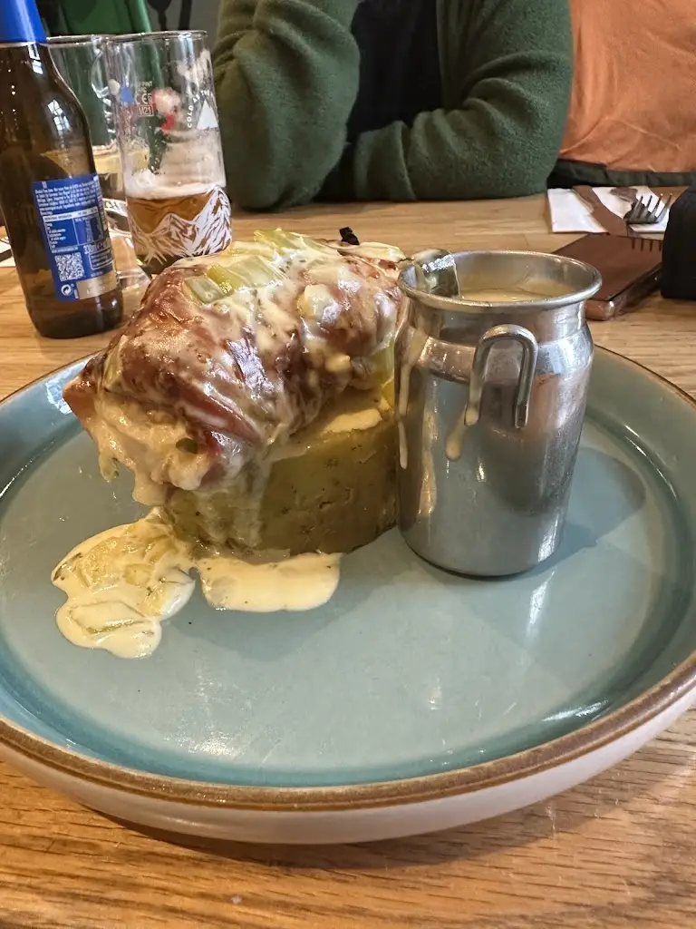 Benedict Tomczyk-Bowen_Aberglais Inn_Merthyr Tydfil_review