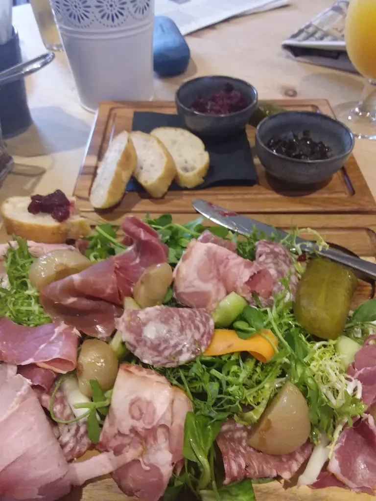 Lyn Bevan_The Ship / Y Llong_Llandysul_review