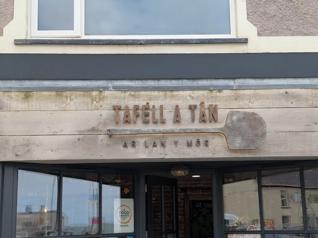 John Pallister_Tafell a Tân_Llandysul_review