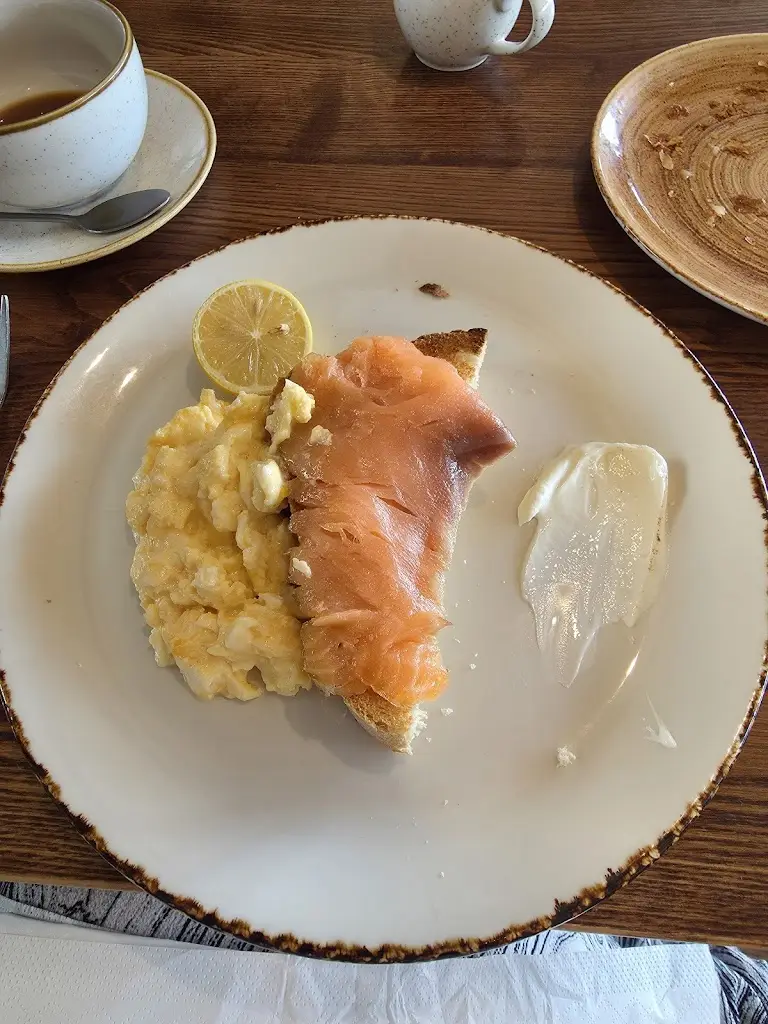 Gina Sheehan_The Victoria_Menai Bridge_review