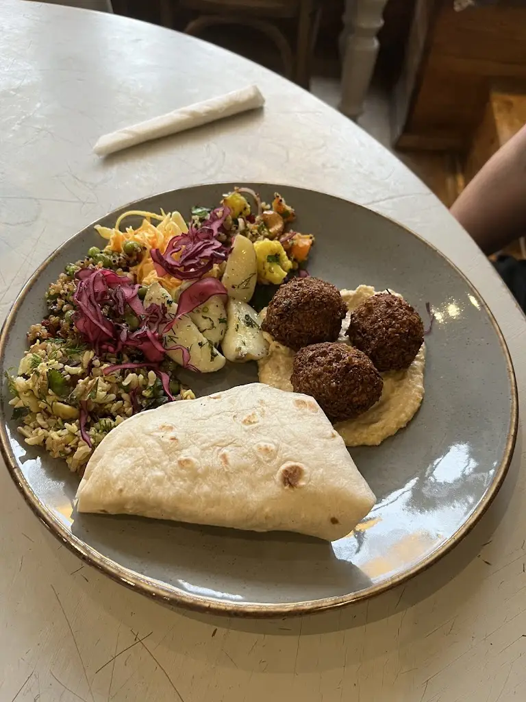 Holly Southgate_Tŷ Medi_Machynlleth_review