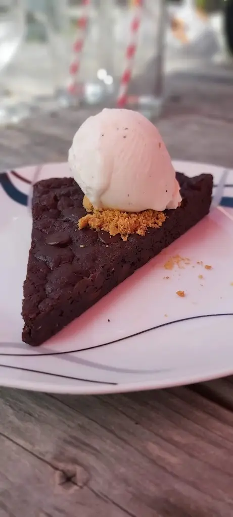 Dylan Jones_The Whistling Badger_Llanidloes_review