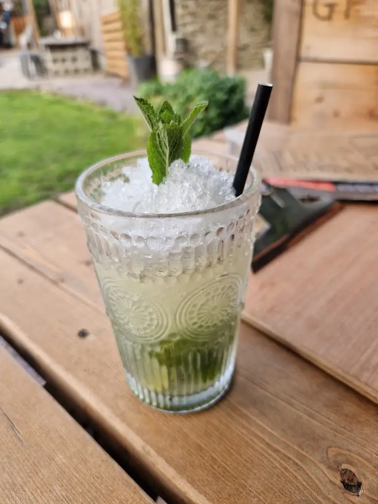 Y Sgwâr_Newcastle Emlyn_slider_image_1