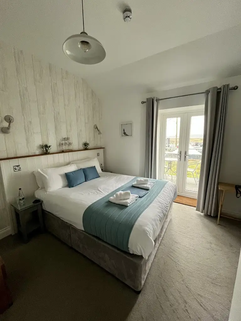 The Estuary Bar and Rooms restaurant in Pen-clawdd