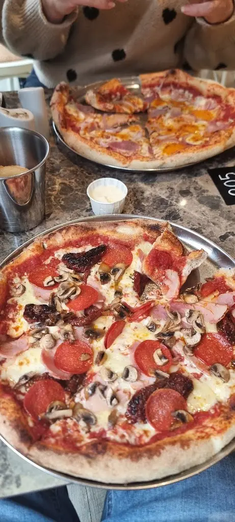 Seren mccarthy_Salvatore's Pizzeria Penclawdd_Pen-clawdd_review