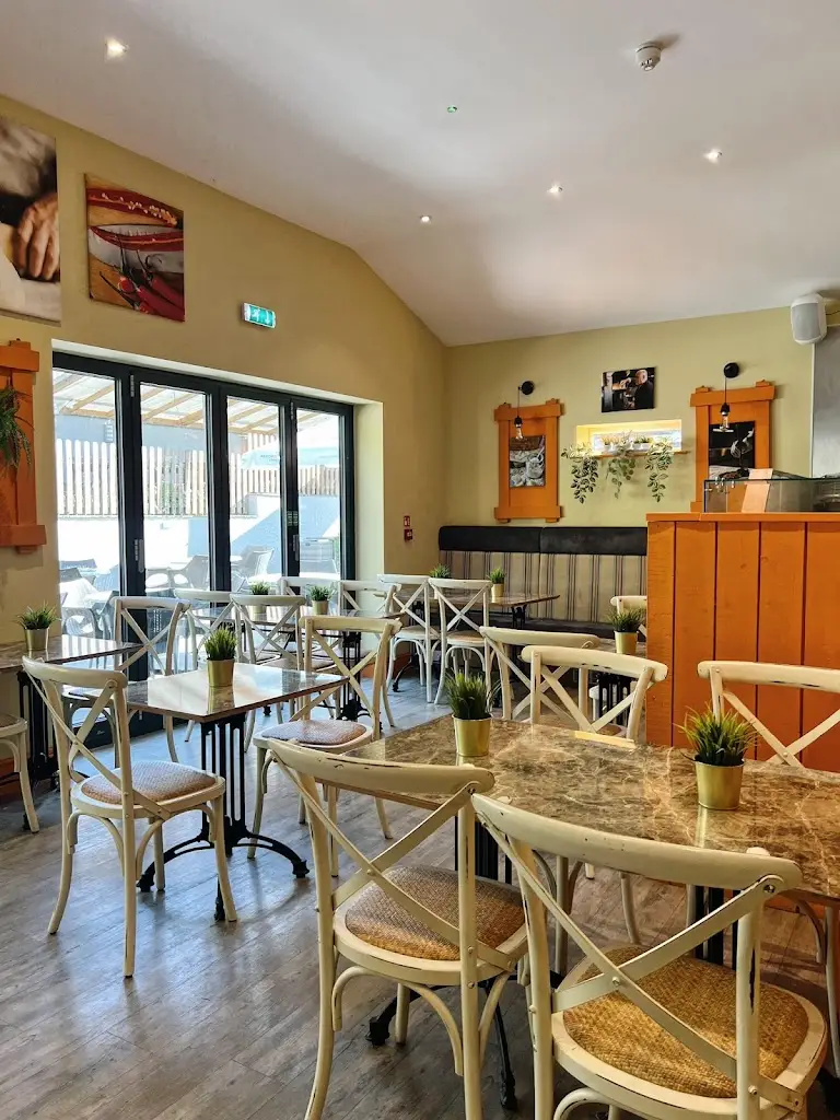 Salvatore's Pizzeria Penclawdd restaurant in Pen-clawdd