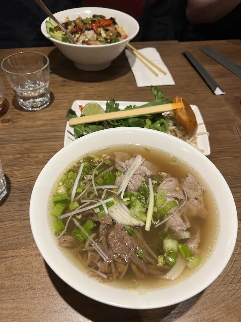 Han Y_Pho London Bridge_Merthyr Tydfil County Borough_review