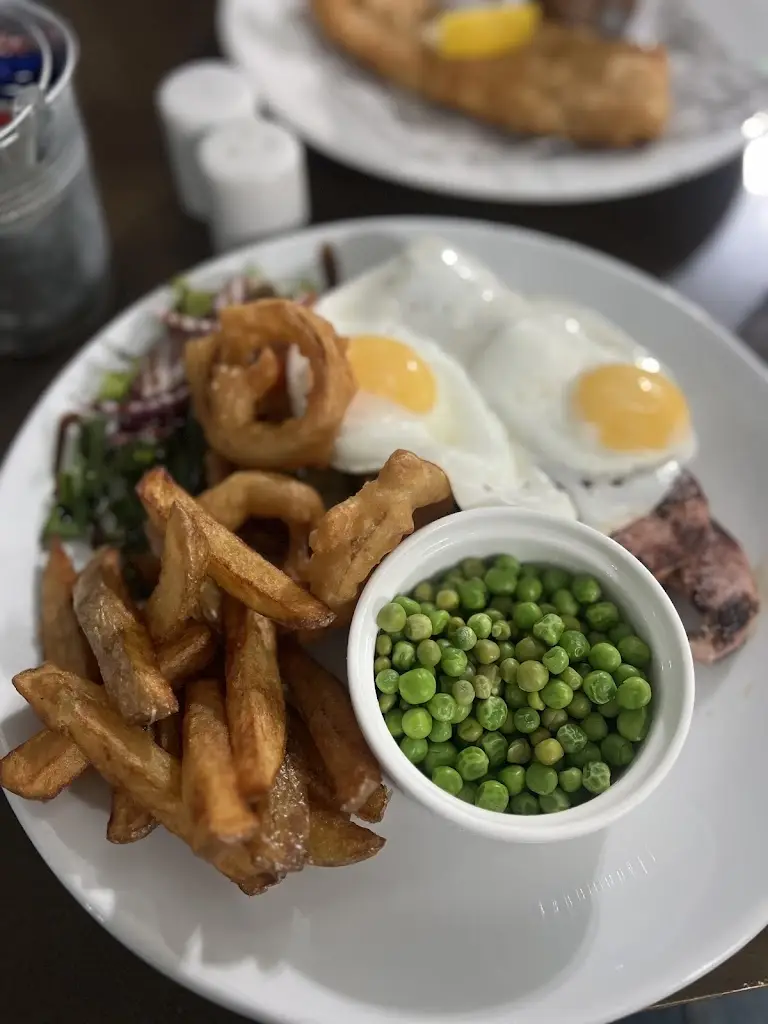 Wallis George_Lewis Arms_Pentyrch_review
