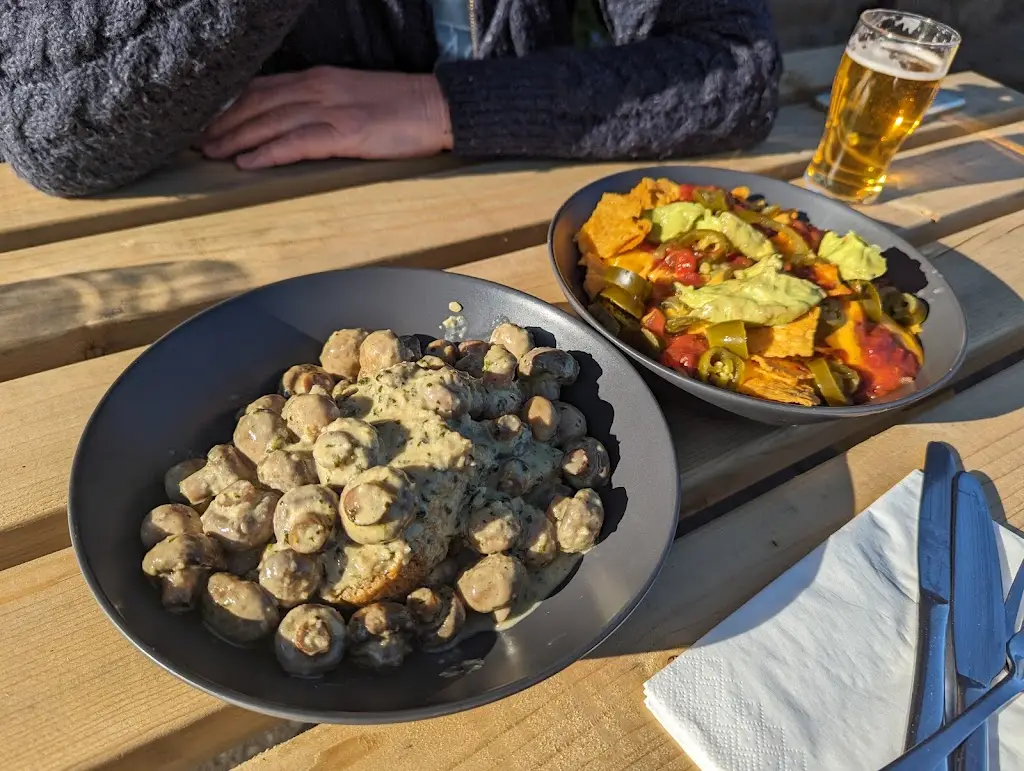 Stefan Narkiewicz_Square & Compass_Pontyates_review