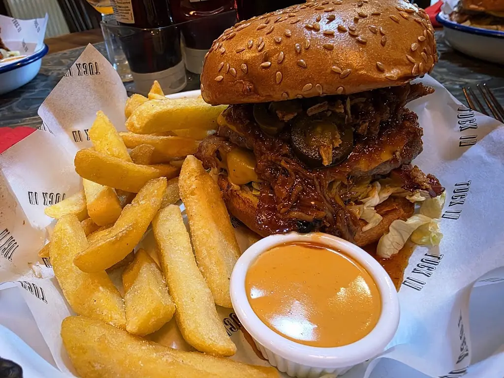 Grzegorz Bartelik_Red Lion_Marchwiel_review