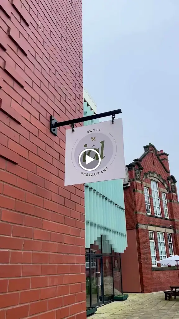 Iâl Restaurant_Marchwiel_slider_image_2