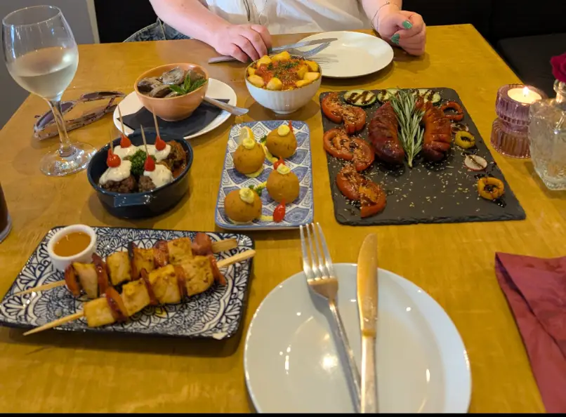 Edwin Young_Lisbon Tapas Restaurant_Marchwiel_recensione