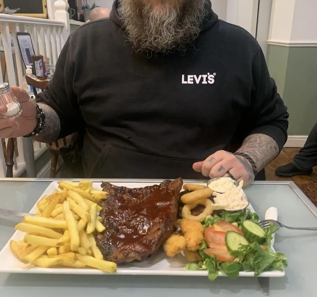 Charlotte Chamberlain_Lilly's Café_Pontycymer_review