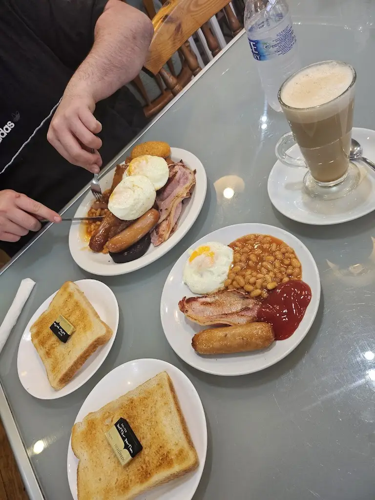 Natalie Harrington_Lilly's Café_Pontycymer_review