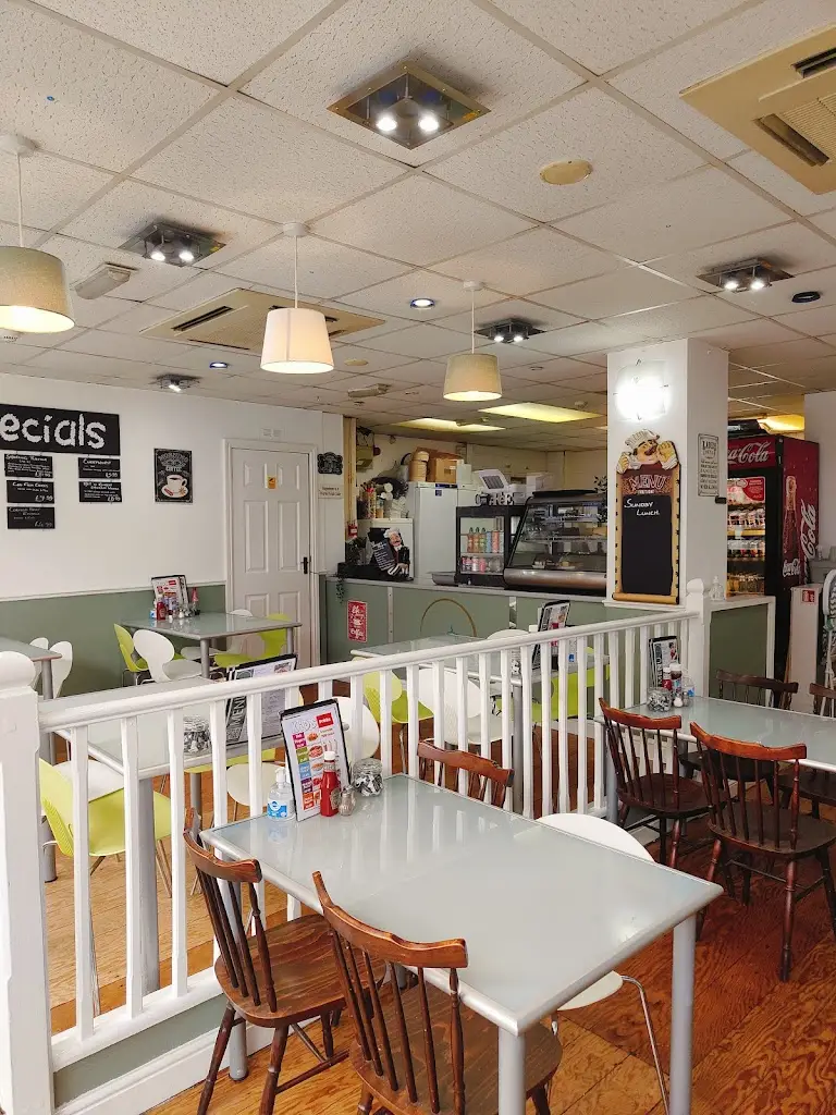 Lilly's Café restaurant in Pontycymer