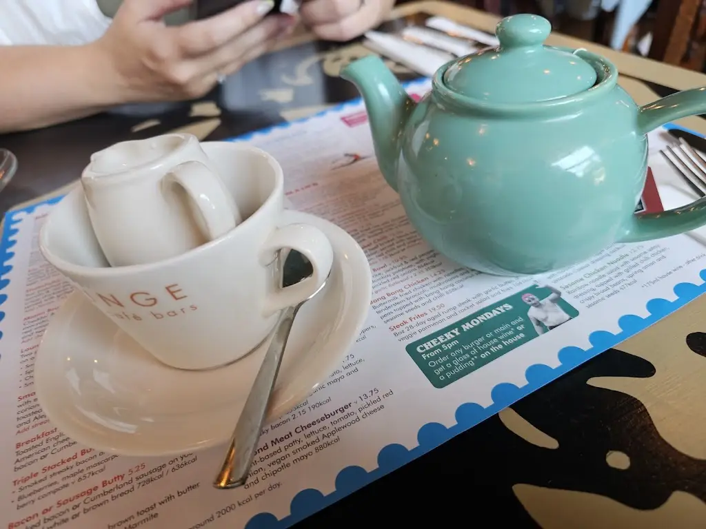 Kristy Rix_Cadno Lounge_Resolven_review