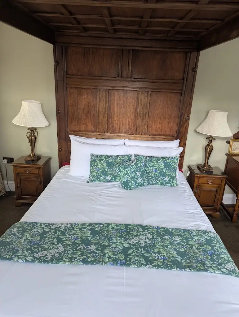 Phoebe Hollamby_The Radnorshire Arms Hotel_Presteigne_review