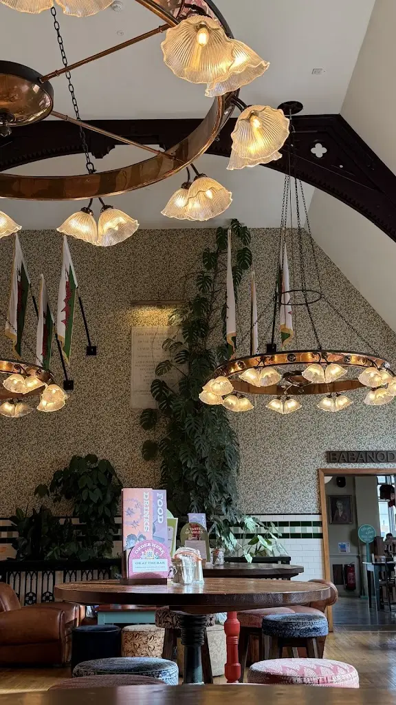 Khadija Sami_Athro Lounge_Penparcau_review