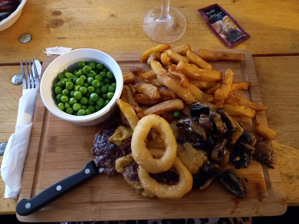 Louise Taylor_Yr Hen Lew Du_Penparcau_review