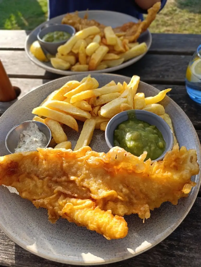 Sam_The Golden Lion_Rossett_review