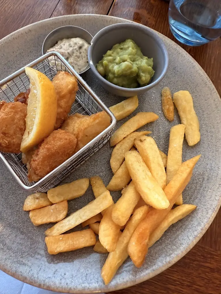 NICOLA WILLIAMS_The Golden Lion_Rossett_review