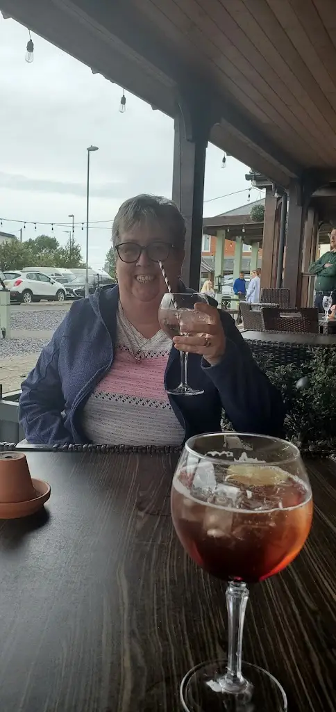 MJ Brawley_Morfa Table Table_Rhuddlan_recensione