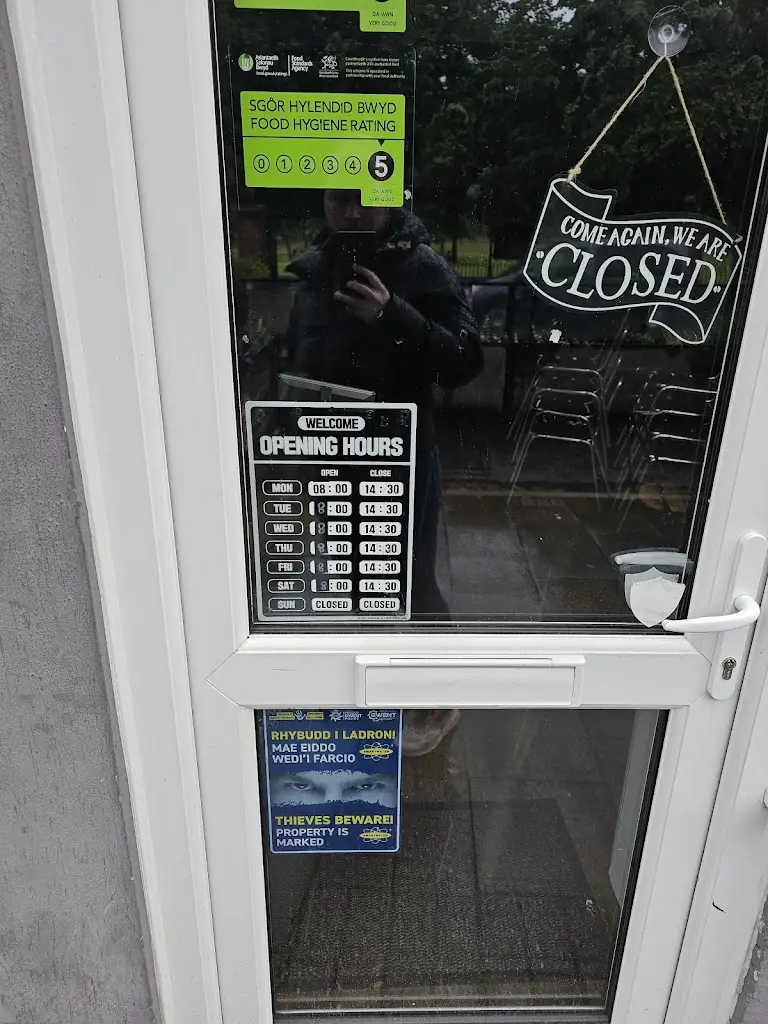 J C_Snug Coffee Shop_Risca_recensione