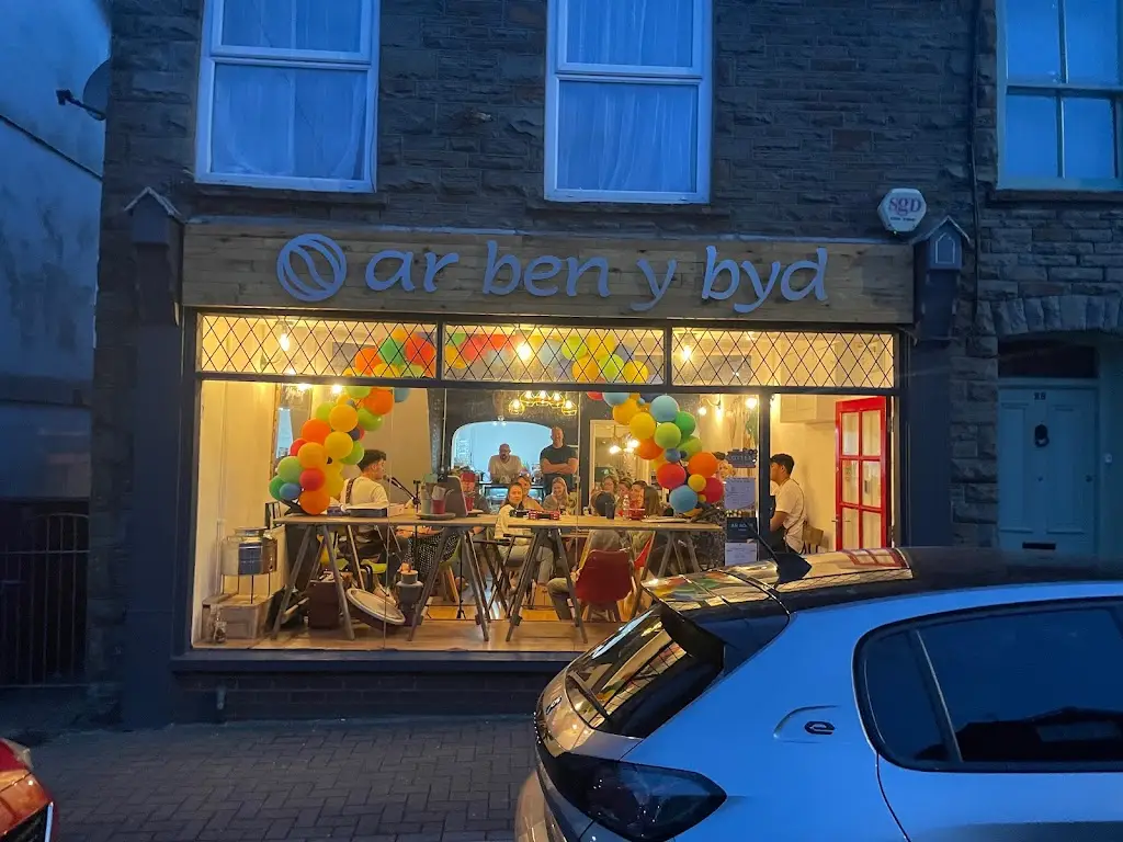 Ar Ben y Byd restaurant in Tonyrefail