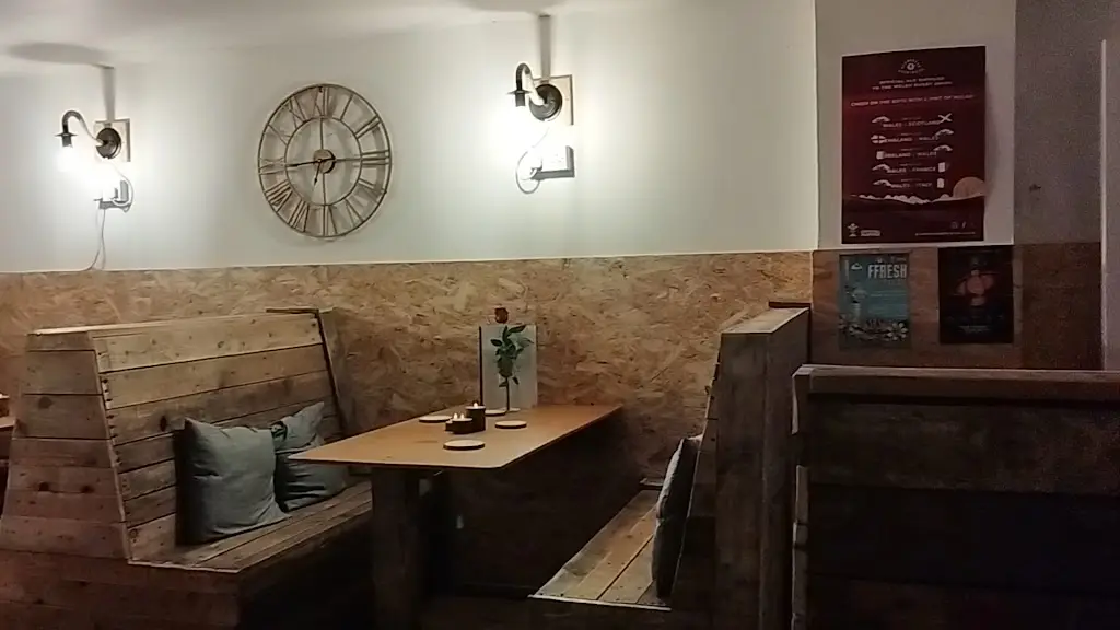 Ar Ben y Byd_Tonyrefail_slider_image_2