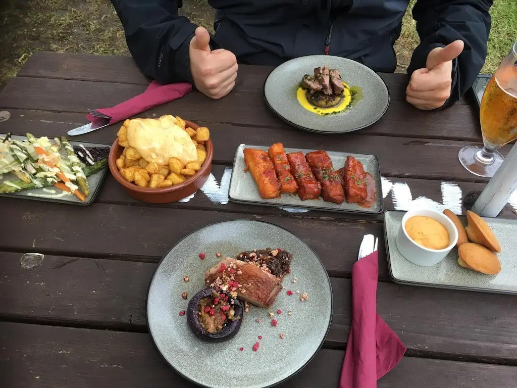 Chris Hearne_La Marina_Y Felinheli_review