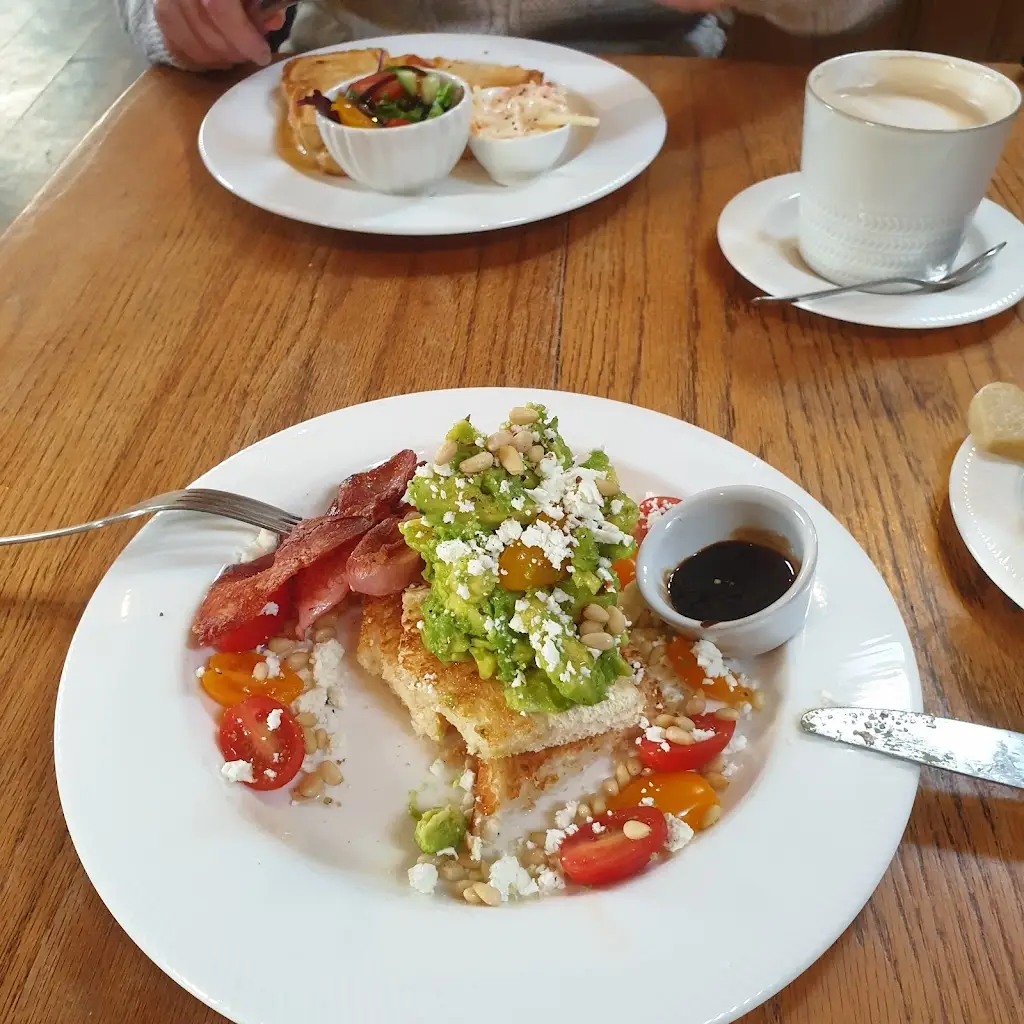 GRAHAM BARLOW_But First_Bishopthorpe_reseña