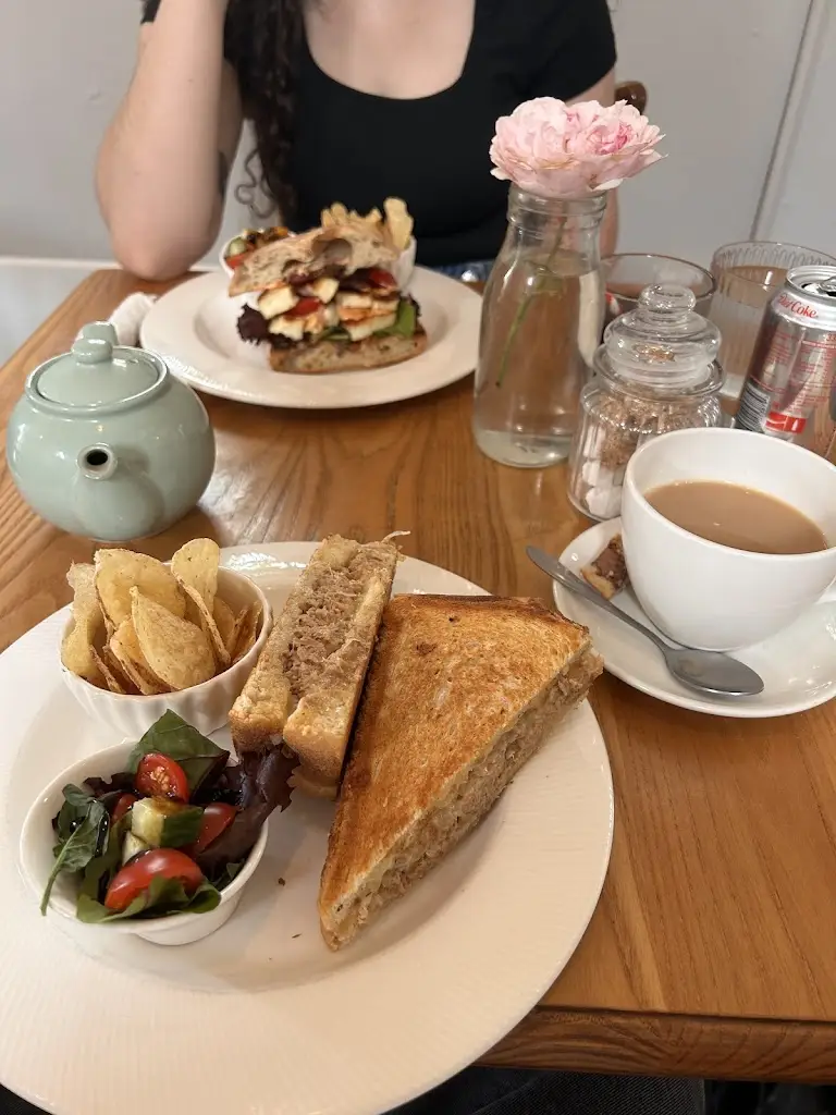 Carolina Carvalho_But First_Bishopthorpe_reseña