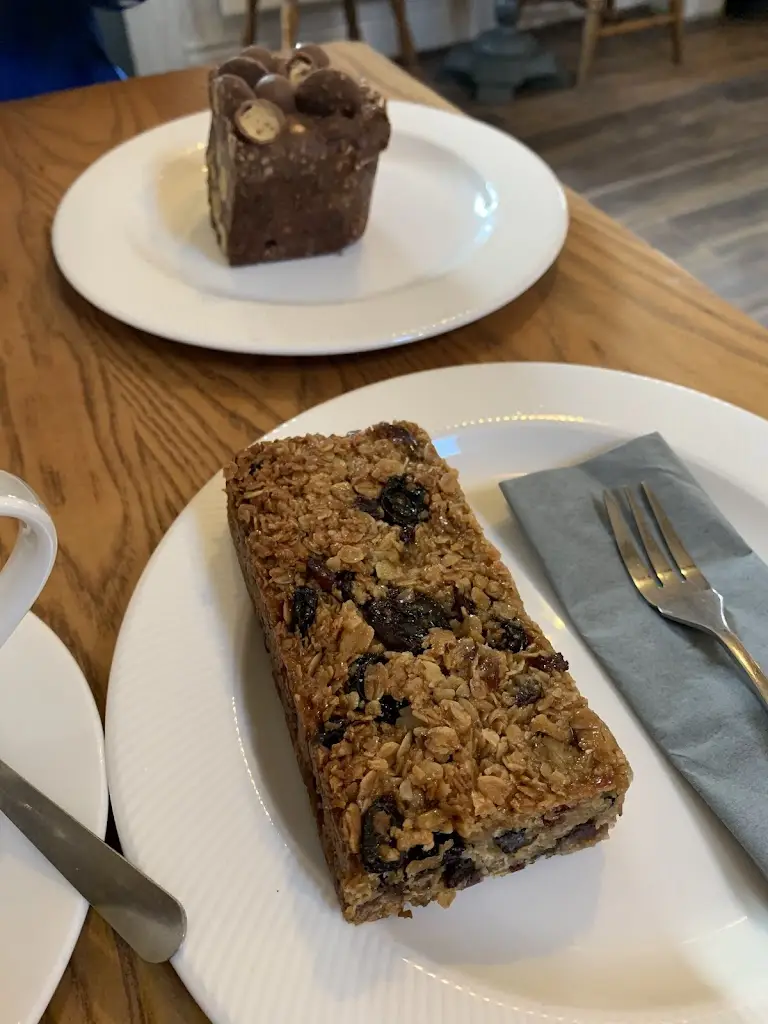 Elisa Winstanley_But First_Bishopthorpe_reseña