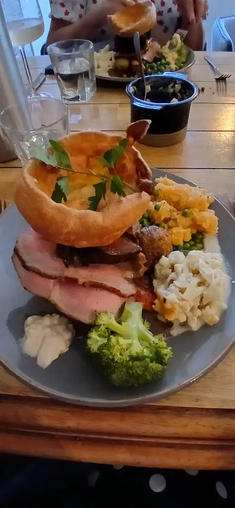 Chris_The Lodge by Cefn Tilla_Usk_review