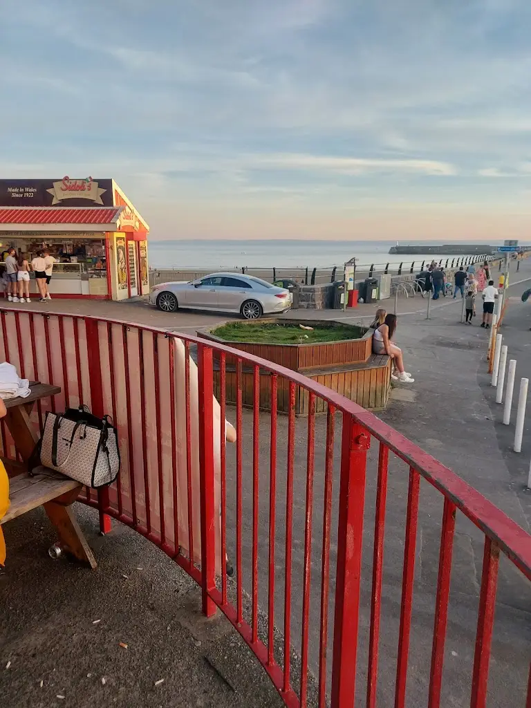 Simon Flitney2016_The Beachcomber_Porthcawl_review