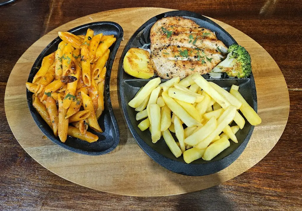 Saddlers Arms (Bangladeshi-Italian-Bar & Restuarent)_Bloxwich_slider_image_3