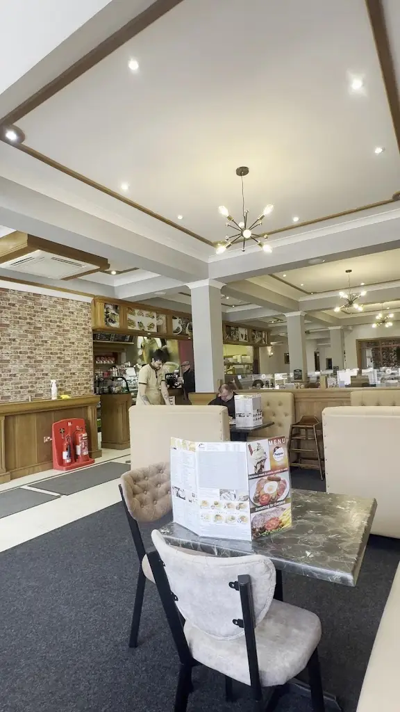 POPPINS CAFE RESTAURANT EASTLEIGH_Bishopstoke_slider_image_2
