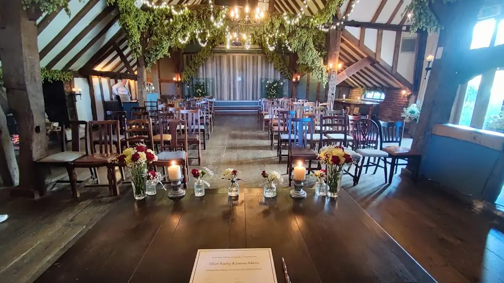 Katherine Luxford_The Moat_Borough Green_reseña