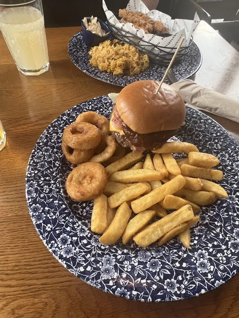 The Pillar of Rock - JD Wetherspoon_Bolsover_slider_image_3