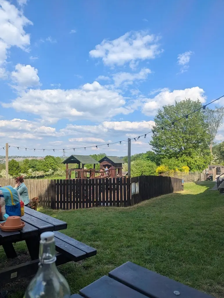 Elisha Mallett_The Elm Tree_Bolsover_review